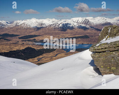 Loch Tulla e Snow capped Blackmount visto dal Beinn Dorian vicino a Bridge of Orchy nelle Highlands scozzesi, Scotland, Regno Unito, Europa Foto Stock