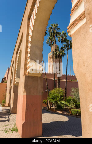 Vista della Moschea di Koutoubia, Sito Patrimonio Mondiale dell'UNESCO, attraverso archway durante le ore diurne, Marrakech, Marocco, Africa Settentrionale, Africa Foto Stock