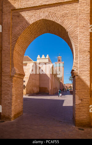 Vista di Moulay El Yazid moschea incorniciato da archway, Marrakech, Marocco, Africa Settentrionale, Africa Foto Stock