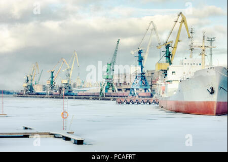 La nave è in gru portuali su uno sfondo di inverno dal porto e lifeline Foto Stock