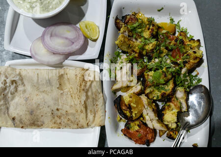 Chicken Malai Kebab è realizzato con tenera marinata di pollo a pezzi con panna fresca e cotta nel forno di argilla chiamato Tandoor Foto Stock