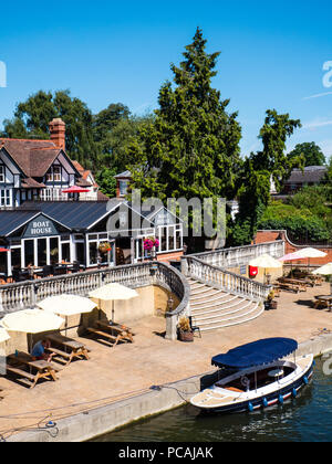 Vista dal ponte a Wallingford, Il Boat House Pub, con noleggio imbarcazioni da diporto, il fiume Tamigi, Wallingford, Oxfordshire, England, Regno Unito, GB. Foto Stock