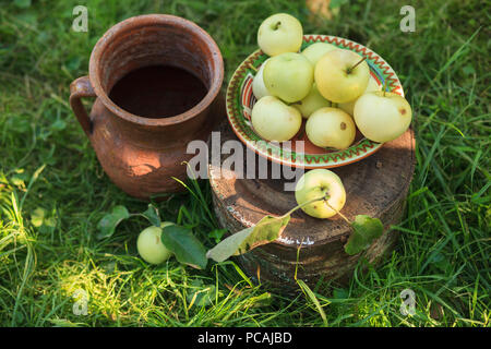 Le mele con il bricco, still life. Autunno ancora in vita. Foto Stock