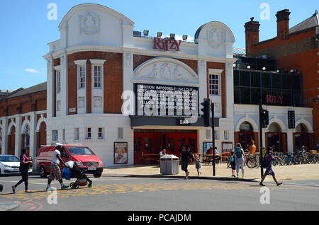 Londra, UK, Brixton, Windrush Square 1 Agosto 2018 Annuale di marzo a Downing Street per celebrare l' abolizione della schiavitù e per chiedere il risarcimento star Foto Stock