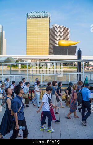 Giapponese e i turisti stranieri a piedi lungo il fiume Sumida, sumida-ku, Tokyo, Giappone Foto Stock