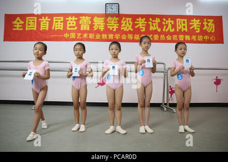 Shenyang, Cina. 31 Luglio, 2018. Le ragazze frequentano esame di balletto di Shenyang, a nord-est della Cina di Provincia di Liaoning. Credito: SIPA Asia/Pacific Press/Alamy Live News Foto Stock