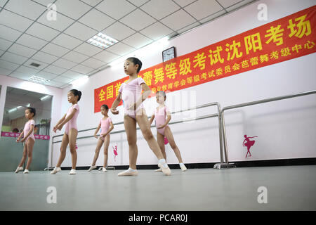 Shenyang, Cina. 31 Luglio, 2018. Le ragazze frequentano esame di balletto di Shenyang, a nord-est della Cina di Provincia di Liaoning. Credito: SIPA Asia/Pacific Press/Alamy Live News Foto Stock