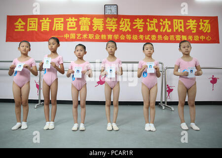 Shenyang, Cina. 31 Luglio, 2018. Le ragazze frequentano esame di balletto di Shenyang, a nord-est della Cina di Provincia di Liaoning. Credito: SIPA Asia/Pacific Press/Alamy Live News Foto Stock