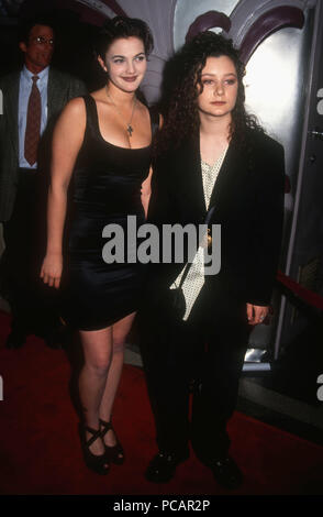 WEST HOLLYWOOD, CA - 4 maggio: (L-R) attrici Drew Barrymore e Sara Gilbert frequentare il "Poison Ivy' West Hollywood Premiere il 4 maggio 1992 presso il Cineplex Odeon Fairfax Theatre in West Hollywood, California. Foto di Barry re/Alamy Stock Photo Foto Stock