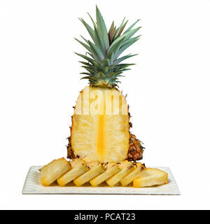 Ritaglio di ananas intaglio sulla piastra bianca tagliata a spicchi sfondo bianco Foto Stock