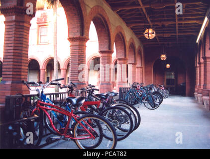 Ca. 2004 - Gli studenti al Collegio Flagler catena le loro biciclette in un arcuato corridoio esterno prima di classi. Foto Stock