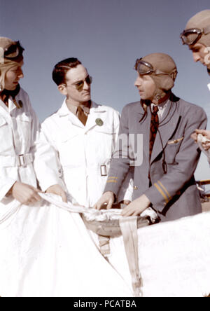 Istruttore per spiegare il funzionamento di un paracadute di allievi piloti, Meacham Campo, Fort Worth, Tex. Gennaio 1942 Foto Stock