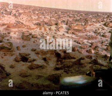 Vista del ghiaccio sulla superficie marziana all'Utopia Planitia, sito di atterraggio del Viking 2. Il Viking 2 Lander ha preso questa foto il 18 maggio 1979, e trasmessi a terra attraverso il Viking Orbiter 1 Giugno 07, 1979. Foto Stock