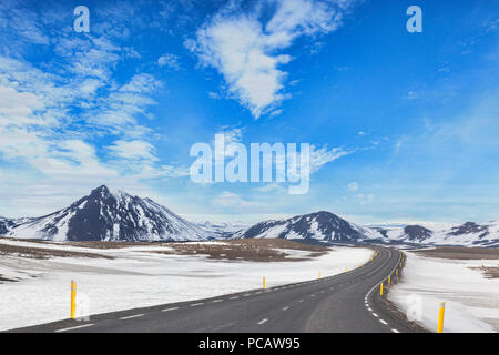 L'Islanda Ring Road nel nord dell'Islanda, passando attraverso il drammatico paesaggio di montagna. Foto Stock
