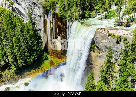 Primaverile cade e il fiume Merced, escursionismo a Nevada Falls lungo John Muir Trail e la nebbia Trail, Yosemite National Park, California, Stati Uniti d'America Foto Stock