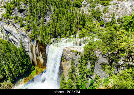 Primaverile cade e il fiume Merced, escursionismo a Nevada Falls lungo John Muir Trail e la nebbia Trail, Yosemite National Park, California, Stati Uniti d'America Foto Stock