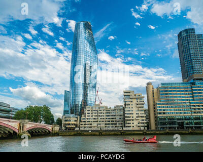 Proprietà lungo la riva sud del fiume Tamigi a Londra, Inghilterra Foto Stock