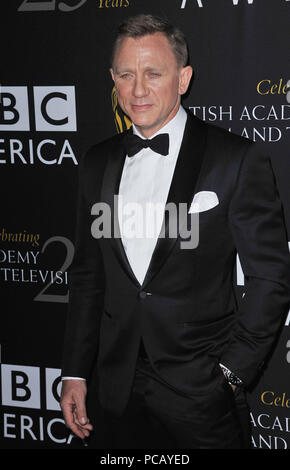 Daniel Craig al 2012 Britannia Awards presso il Beverly Hillon Hotel in Los Angeles.a  Daniel Craig  55 ------------- Red Carpet Event, verticale, STATI UNITI D'AMERICA, industria cinematografica, celebrità, fotografia, Bestof, arte cultura e intrattenimento, Topix celebrità moda / Verticale, meglio di, evento nella vita di Hollywood - California, moquette rossa e dietro le quinte, USA, industria cinematografica, celebrità, movie celebrità, personaggi televisivi, musica celebrità, fotografia, Bestof, arte cultura e intrattenimento, Topix, tre quarti, verticale, una persona, a partire dall'anno 2012 , inchiesta tsuni@Gamma-USA.com Foto Stock
