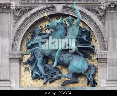 Genio delle Arti a cavallo Pegasus di Marius Jean Antonin Mercie, dettagli architettonici del museo del Louvre, uno dei principali caratteristico di Parigi, Francia Foto Stock