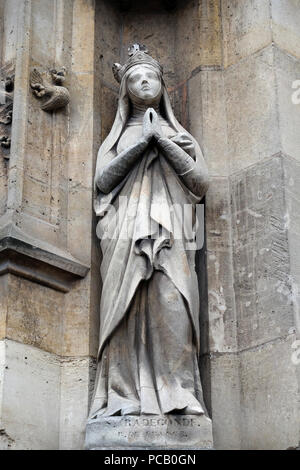 San Radegund statua sul portale del Saint Germain l'Auxerrois chiesa a Parigi, Francia Foto Stock