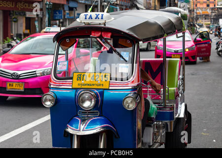 Bangkok, Tailandia - 30 Aprile 2018: Colorful moto taxi guida su strade del centro di Bangkok Foto Stock