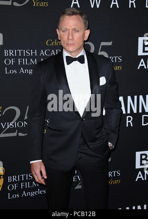 Daniel Craig al 2012 Britannia Awards presso il Beverly Hillon Hotel in Los Angeles.a Daniel Craig  58 ------------- Red Carpet Event, verticale, STATI UNITI D'AMERICA, industria cinematografica, celebrità, fotografia, Bestof, arte cultura e intrattenimento, Topix celebrità moda / Verticale, meglio di, evento nella vita di Hollywood - California, moquette rossa e dietro le quinte, USA, industria cinematografica, celebrità, movie celebrità, personaggi televisivi, musica celebrità, fotografia, Bestof, arte cultura e intrattenimento, Topix, tre quarti, verticale, una persona, a partire dall'anno 2012 , inchiesta tsuni@Gamma-USA.com Foto Stock
