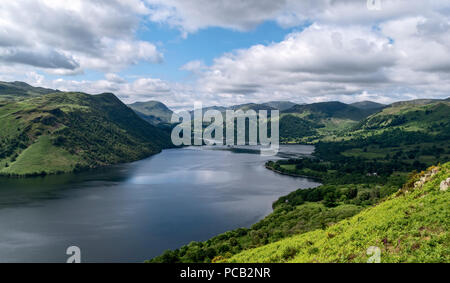 Guardando verso il basso Ullswater verso Glenridding dal lato del Gowbarrow sul modo di Ullswater percorso Foto Stock