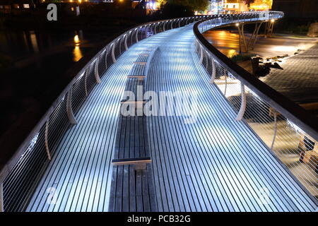 Il Millennium Bridge sul fiume Aire a Castleford di notte Foto Stock