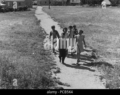 Tratto dall'aeroporto, nei pressi di Modesto, Stanislao County, California. Ai bambini di andare alle elementari di Wilson . . . - Foto Stock