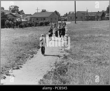 Tratto dall'aeroporto, nei pressi di Modesto, Stanislao County, California. Ai bambini di andare alle elementari di Wilson . . . - Foto Stock