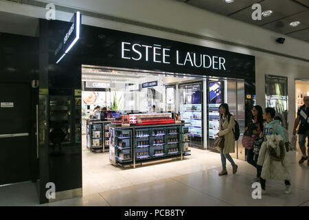 New York, 20 Luglio 2018: la gente a piedi dal fronte anteriore di un Estee Lauder store in JFK Airport è un terminale. Foto Stock