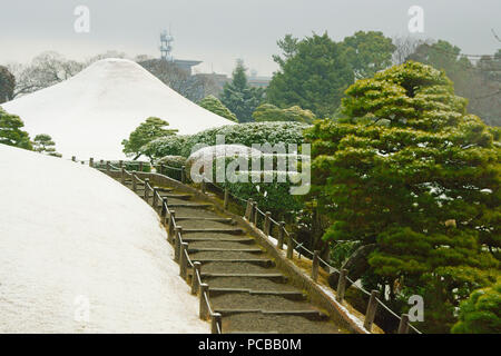 La neve cade su Suizenji Jojuen giardino, Prefettura di Kumamoto, Giappone Foto Stock