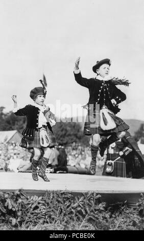 Due bambini danza, Scozia 1900-1920 Foto Stock