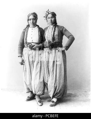 Due donne di zingaro standing, piena lungh.., Palestina 1893 Foto Stock