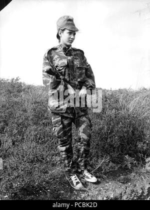 2 A-donna-named-Yasmina-in-un-militare-uniforme-391768381840 permanente Foto Stock