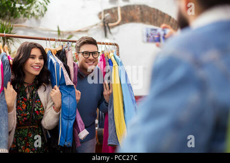 Coppia felice divertendosi al vintage negozio di abbigliamento Foto Stock