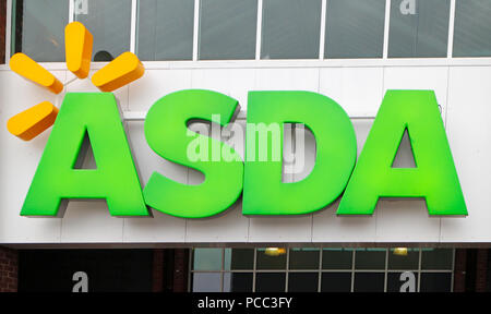 ASDA superstore logo Drayton High Road, Hellesdon, Norwich, Norfolk, Inghilterra, Regno Unito, Europa. Foto Stock