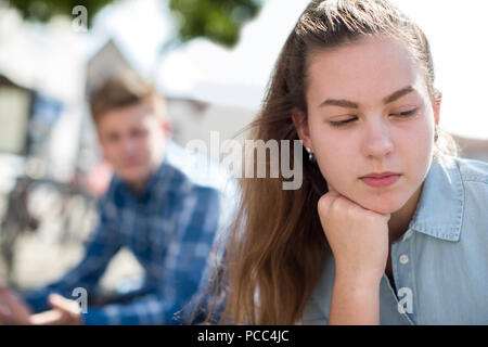 Infelice giovane adolescente aventi argomento nel contesto urbano Foto Stock