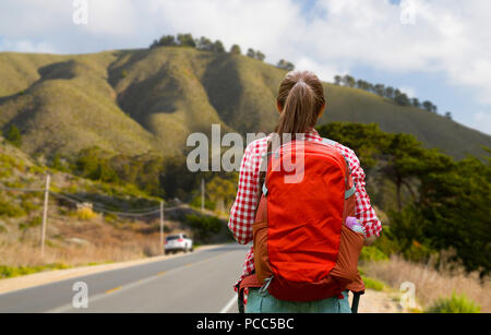 Donna con uno zaino di viaggio su big sur colline Foto Stock