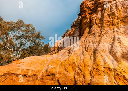 Imponente scogliera di arenaria incandescente nella luce del tramonto oltre il Fiume Murray nel Riverland, Sud Australia Foto Stock