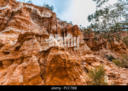 Bella erosione di orange scogliere di arenaria oltre il Fiume Murray in Sud Australia Foto Stock