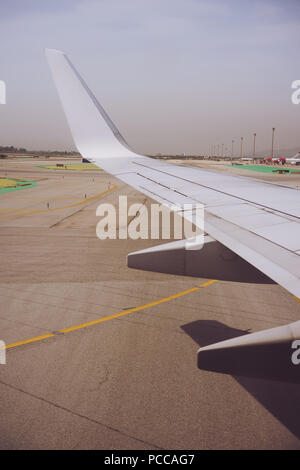 L'ala di un aeromobile a aprire il bordo di uscita lembi durante lo sbarco. Aeroporto drome. Foto Stock