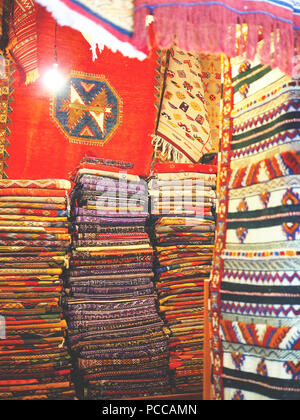 Interno del negozio di tappeti, Fez, in Marocco Foto Stock