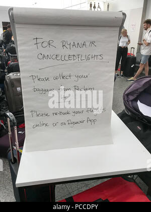 Alcuni di oltre un migliaio di valigie abbandonate a sinistra presso l'aeroporto di Stansted in Essex domenica pomeriggio in attesa di essere raccolti dai passeggeri che hanno perso i loro bagagli nel caos durante il fine settimana. Più di un migliaio di valigie giacciono abbandonati nel reclamo bagagli all'Aeroporto di Stansted oggi (Sun) dopo un fine settimana di caos. Centinaia di non reclamata borse e valigie sono state lasciate nella zona del bagaglio dopo Ryanair voli cancellati dopo i temporali di venerdì. Il bilancio della compagnia aerea voli annullati il Venerdì ed il sabato e oggi, lasciando centinaia di migliaia di vacanzieri fumante. Voli Foto Stock