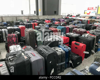 Alcuni di oltre un migliaio di valigie abbandonate a sinistra presso l'aeroporto di Stansted in Essex domenica pomeriggio in attesa di essere raccolti dai passeggeri che hanno perso i loro bagagli nel caos durante il fine settimana. Più di un migliaio di valigie giacciono abbandonati nel reclamo bagagli all'Aeroporto di Stansted oggi (Sun) dopo un fine settimana di caos. Centinaia di non reclamata borse e valigie sono state lasciate nella zona del bagaglio dopo Ryanair voli cancellati dopo i temporali di venerdì. Il bilancio della compagnia aerea voli annullati il Venerdì ed il sabato e oggi, lasciando centinaia di migliaia di vacanzieri fumante. Voli Foto Stock