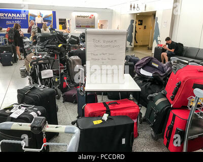 Alcuni di oltre un migliaio di valigie abbandonate a sinistra presso l'aeroporto di Stansted in Essex domenica pomeriggio in attesa di essere raccolti dai passeggeri che hanno perso i loro bagagli nel caos durante il fine settimana. Più di un migliaio di valigie giacciono abbandonati nel reclamo bagagli all'Aeroporto di Stansted oggi (Sun) dopo un fine settimana di caos. Centinaia di non reclamata borse e valigie sono state lasciate nella zona del bagaglio dopo Ryanair voli cancellati dopo i temporali di venerdì. Il bilancio della compagnia aerea voli annullati il Venerdì ed il sabato e oggi, lasciando centinaia di migliaia di vacanzieri fumante. Voli Foto Stock