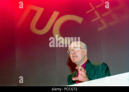 L Arcivescovo di Canterbury, il Dottor George Carey, affrontando la TUC conferenza in Brighton nel 1997: Foto Stock