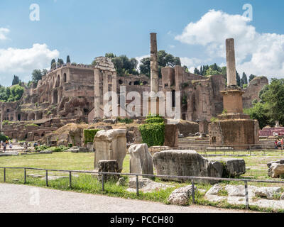 I resti del Foro Romano, religioso, politico e il centro commerciale di Roma antica. Foto Stock