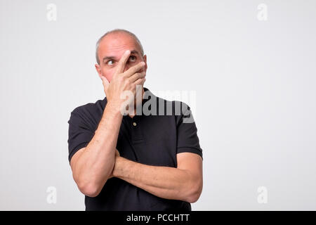 Facepalm. Ritratto di un deluso uomo maturo Foto Stock