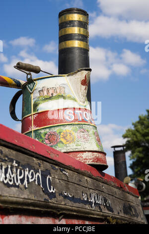 Tradizionale primo piano su vintage sezione di canale britannico in estate sole, Black Country Museum UK. Arte Narrowboat, rose e castelli di caraffa d'acqua dipinta. Foto Stock